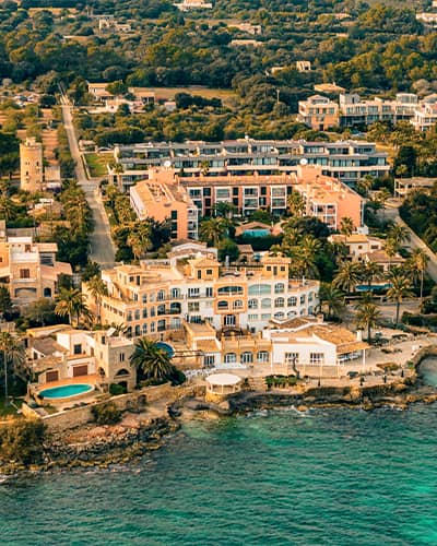 Restaurante en la costa de Port Verd, Mallorca, vista desde un dron