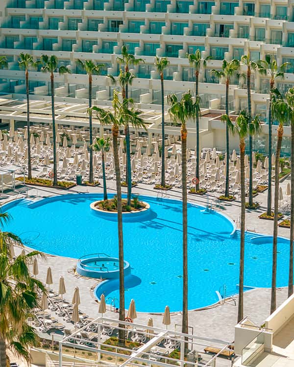 Una piscina y palmeras, vista desde el aire